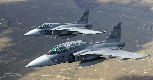 Trong khi đó, xét về vũ khí và khả năng cơ động, hầu hết các chuyên gia đều đánh giá Gripen có ưu thế hơn hẳn trước Su-35.