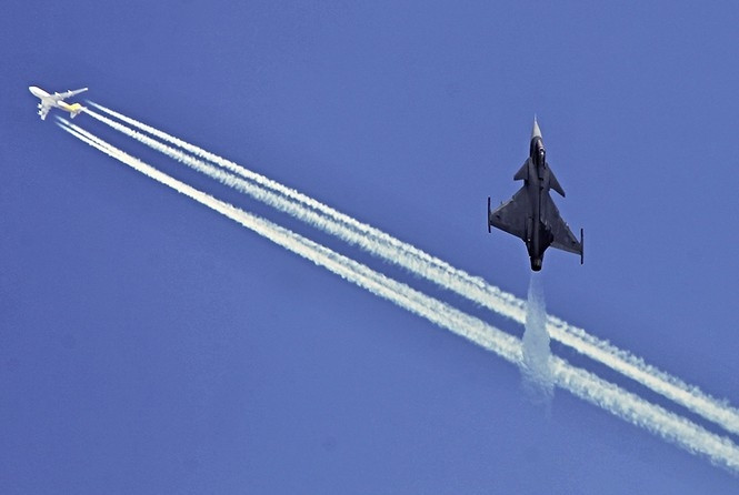 Mặc dù chưa và có thể sẽ không bao giờ có số liệu chính thức, nhưng theo nhận định thì con số này cũng chỉ ngoài 100 km. Trong khi đó với RCS vào khoảng 12 m2 của mình, Su-35 có thể bị lộ diện trước radar PS-05/A Mark 5 AESA của Gripen từ cự ly 120 km.