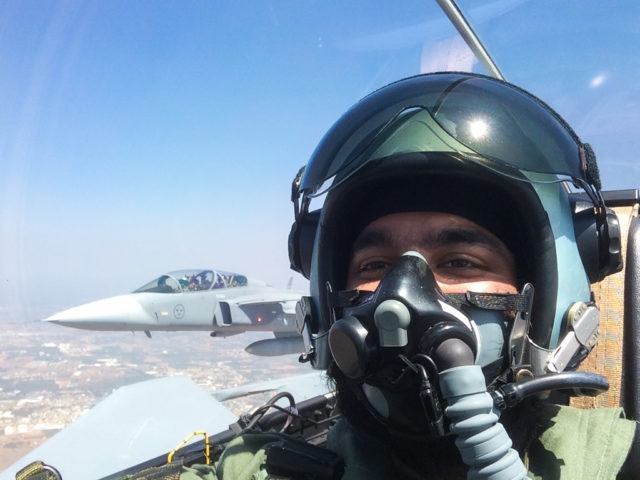 Theo ông Lorenzana, JAS-39 Gripen có giá thành phải chăng, chi phí vận hành và bảo dưỡng thấp hơn so với nhiều dòng máy bay cùng phân khúc trong khi vẫn được trang bị những loại vũ khí mạnh và có khả năng hoạt động linh hoạt.