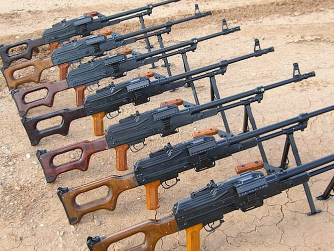 Bệ khóa nòng sử dụng khóa nòng xoay, hoạt động theo nguyên lý trích khí lùi dài có tiết lưu nhằm đảm bảo ổn định vận hành trong các điều kiện chiến đấu khác nhau.