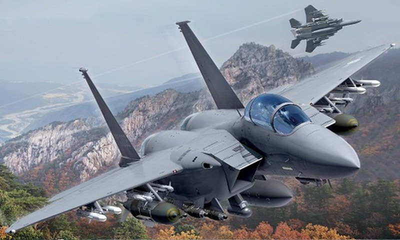 Chiến đấu cơ Eagle F-15EX là phiên bản mới nhất của dòng chiến đấu cơ huyền thoại F-15 Eagle trong Không quân Mỹ. Ở phiên bản Strike Eagle được trang bị gần như hoàn toàn mới so với những phiên bản trước đó cả về hệ thống điện tử và số vũ khí mang theo.