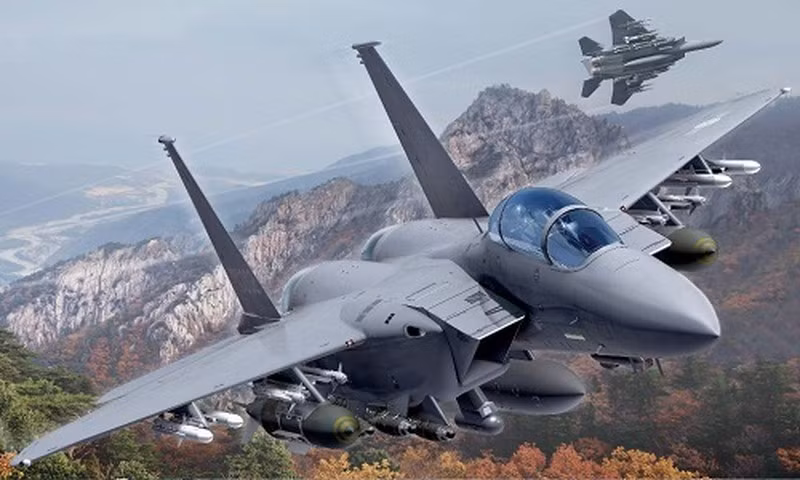 Chiến đấu cơ Eagle F-15EX là phiên bản mới nhất của dòng chiến đấu cơ huyền thoại F-15 Eagle trong Không quân Mỹ. Ở phiên bản Strike Eagle được trang bị gần như hoàn toàn mới so với những phiên bản trước đó cả về hệ thống điện tử và số vũ khí mang theo.