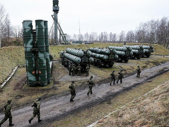 "Vì lý do này, cả hai hệ thống đều nằm trong cùng một khu vực (tổ hợp thứ hai nằm cách căn cứ không quân Hmeimim 35 km về phía Đông Nam). Đây chính thức là một hệ thống có độ linh động cao và không thể xâm nhập", chuyên gia của Avia cho biết.