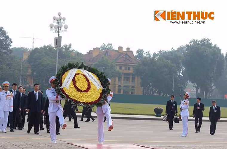 Vòng hoa của Tổng Bí thư, Chủ tịch Tập Cận Bình và đoàn Trung Quốc kính viếng Chủ tịch Hồ Chí Minh.
