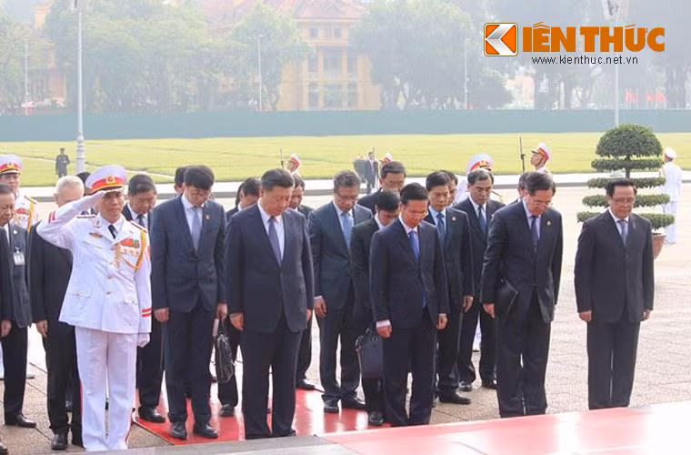 Đoàn dành một phút mặc niệm trước cửa lăng Chủ tịch Hồ Chí Minh.