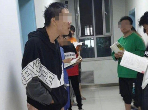 Dem khuya, hieu truong danh hoc sinh tho bao gay phan no