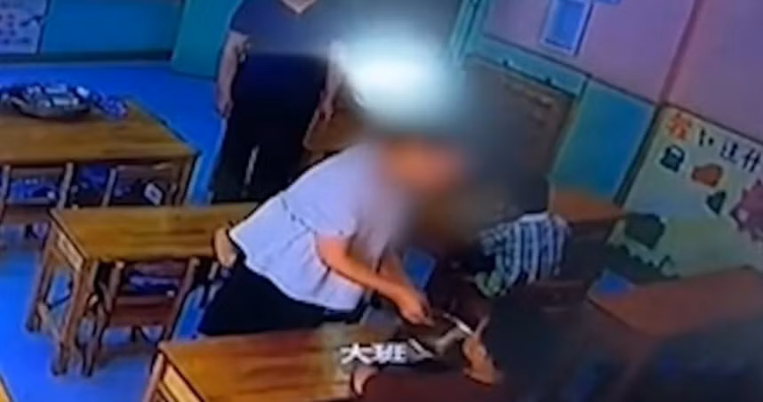 Co giao mam non ep be trai an lai bai non gay phan no