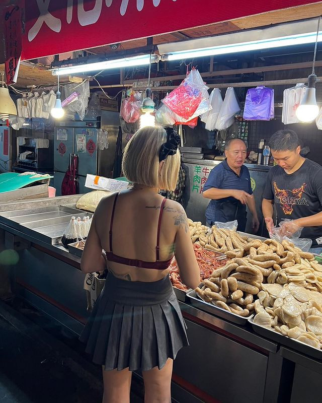 Trong loạt hình ảnh này, hot girl Trương Hi Hi chỉ diện độc một chiếc váy xếp ly màu xám, phối với một chiếc áo nội y ren lưới.