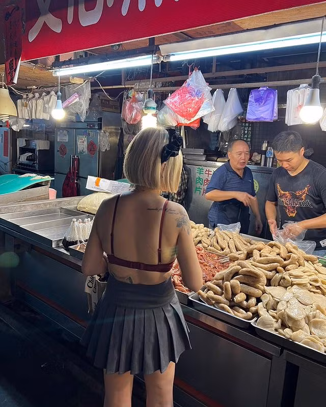 Trong loạt hình ảnh này, hot girl Trương Hi Hi chỉ diện độc một chiếc váy xếp ly màu xám, phối với một chiếc áo nội y ren lưới.