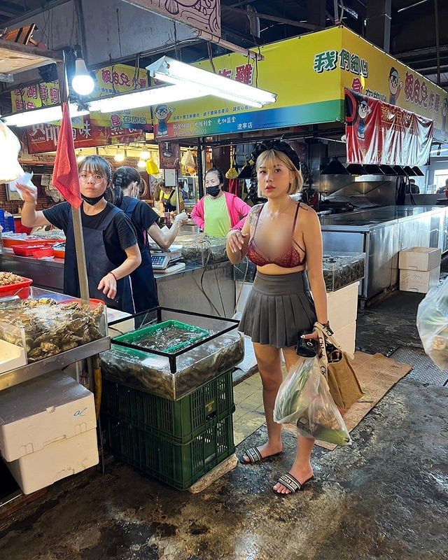 Hình ảnh này của hot girl khiến nhiều người không khỏi ái ngại, cho rằng Trương Hi Hi thực sự bất chấp tất cả để kéo nhiệt.