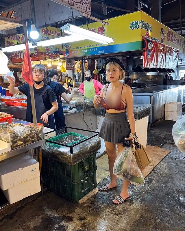 Hình ảnh này của hot girl khiến nhiều người không khỏi ái ngại, cho rằng Trương Hi Hi thực sự bất chấp tất cả để kéo nhiệt.