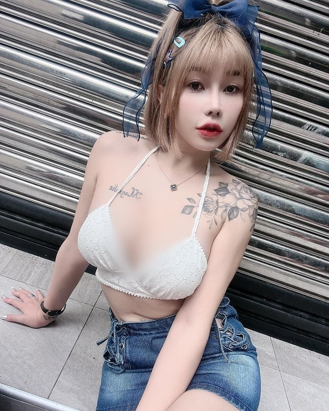 Cô nàng được biết đến với phong cách hở cực bạo, khiến nhiều mỹ nhân gợi cảm khác còn phải ái ngại thay.