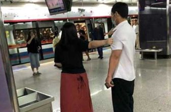 Gap ke bien thai, co gai co hanh dong ai cung ne phuc