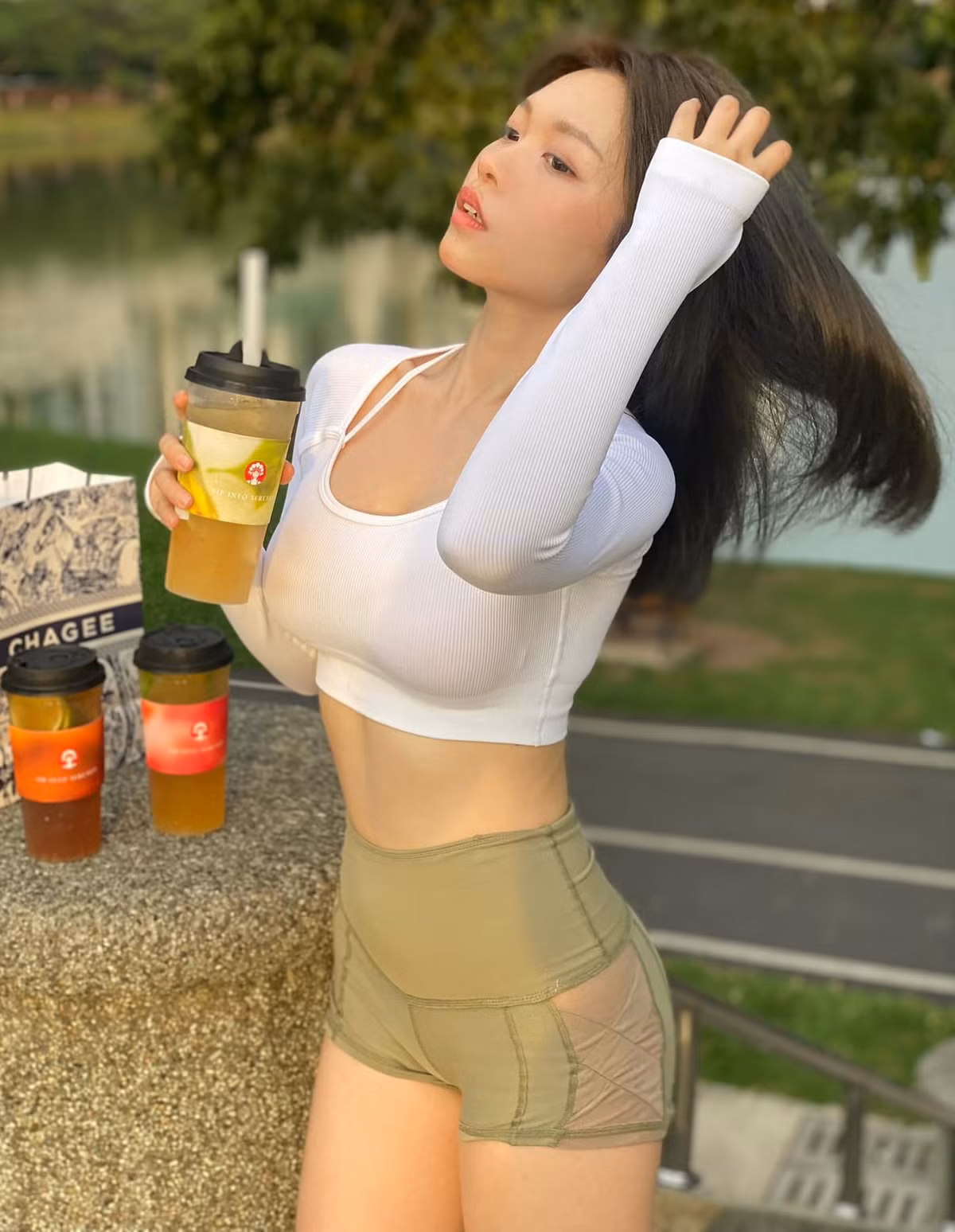 Mới đây, loạt ảnh hot girl Diorwynn khoe dáng nuột nà, săn chắc trong set đồ tập ngắn, mỏng, bó sát đang là tâm điểm bàn tán của cư dân mạng. (Nguồn ảnh: IG)