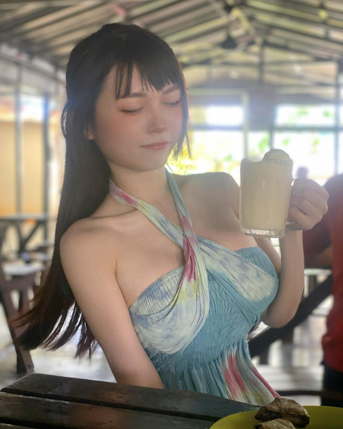 Dù bị chỉ trích là để lộ điểm nhạy cảm khi diện đồ bó sát, mỏng, khoét sâu thế nhưng cô nàng vẫn bất chấp dư luận.