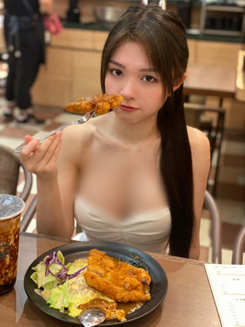 Cô nàng không chỉ là một hot girl, một KOL mà còn là huấn luyện viên thể hình rất được quan tâm, chú ý.