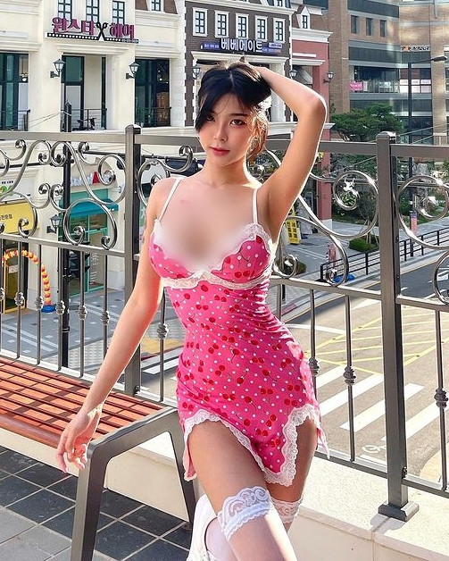 Trước đó, Mookies từng gây xôn xao khi diện set đồ chẳng khác gì đồ ngủ gợi cảm để dạo phố.