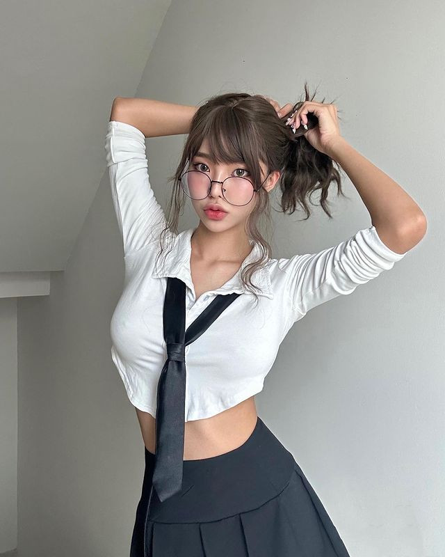 Cô nàng được đánh giá là hot girl gợi cảm rất có đầu óc, hiểu rõ ưu điểm của bản thân.