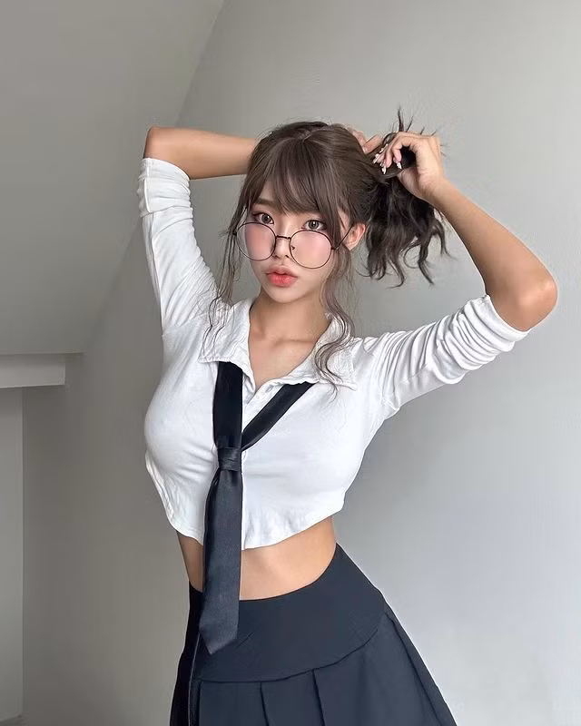 Cô nàng được đánh giá là hot girl gợi cảm rất có đầu óc, hiểu rõ ưu điểm của bản thân.