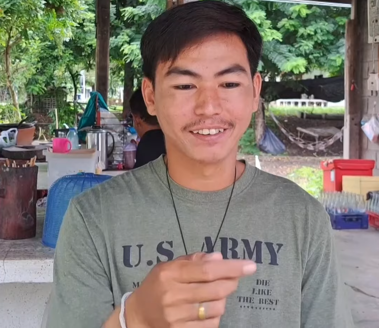 Hôm sau, Adisak lại đến nhà dì và thấy con rắn vẫn ở chỗ cũ nên đã dùng một thanh gỗ và một chai nhựa để bắt thành công con rắn đặc biệt này. Adisak tiết lộ có người bày tỏ với anh rằng muốn mua con rắn với giá cao nhưng anh không có ý định bán nó, anh dự định sẽ giữ con rắn làm thú cưng và sẽ mua một hộp thủy tinh lớn hơn, chăm sóc nó một cách tốt nhất có thể.