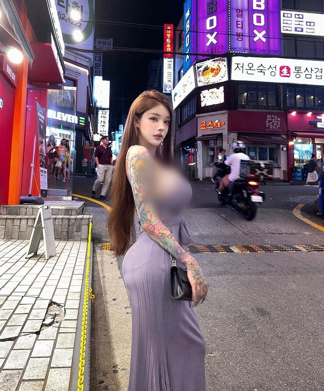 Nhờ khuôn mặt cực xinh đẹp và dáng vóc đồng hồ cát đẹp chuẩn mực, Gina càng ngày càng hút fan hâm mộ.