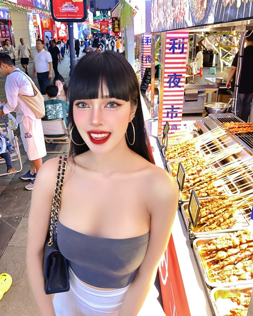 Cô nàng vẫn thường xuyên trang điểm xinh đẹp, diện đồ gợi cảm hết nấc và thoải mái chụp ảnh khoe dáng vóc ở nơi đông người.