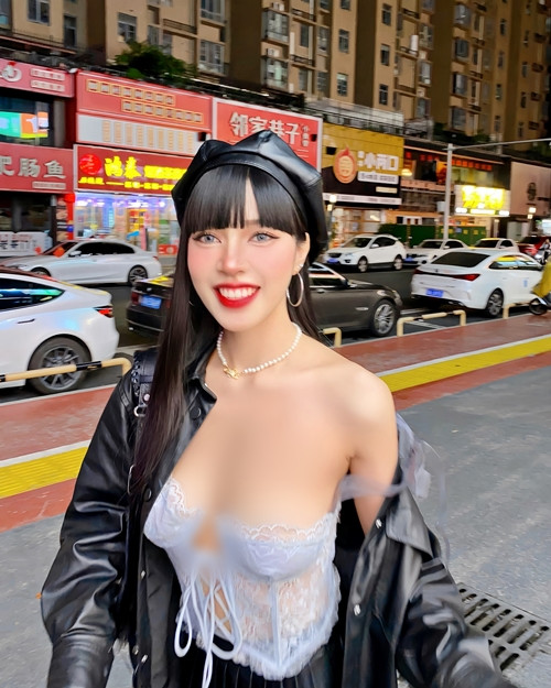 Dù phải nhận nhiều chỉ trích về việc ăn mặc hở hang quá đà, tạo dáng phản cảm ở nơi đông người...