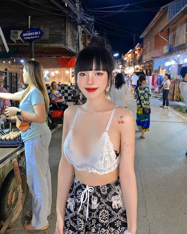 Rất nhanh sau đó, danh tính của hot girl này được tìm ra, đó là Pattaraporn Rungsuksud, một trong những hot girl mới nổi ở Thái Lan.