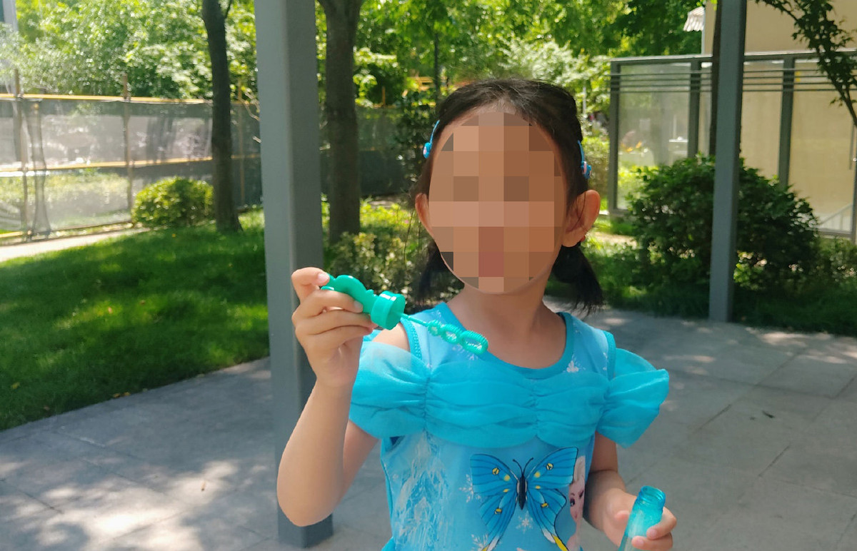 Dua con gai di bien choi, cha hoi han ca doi vi dieu nay