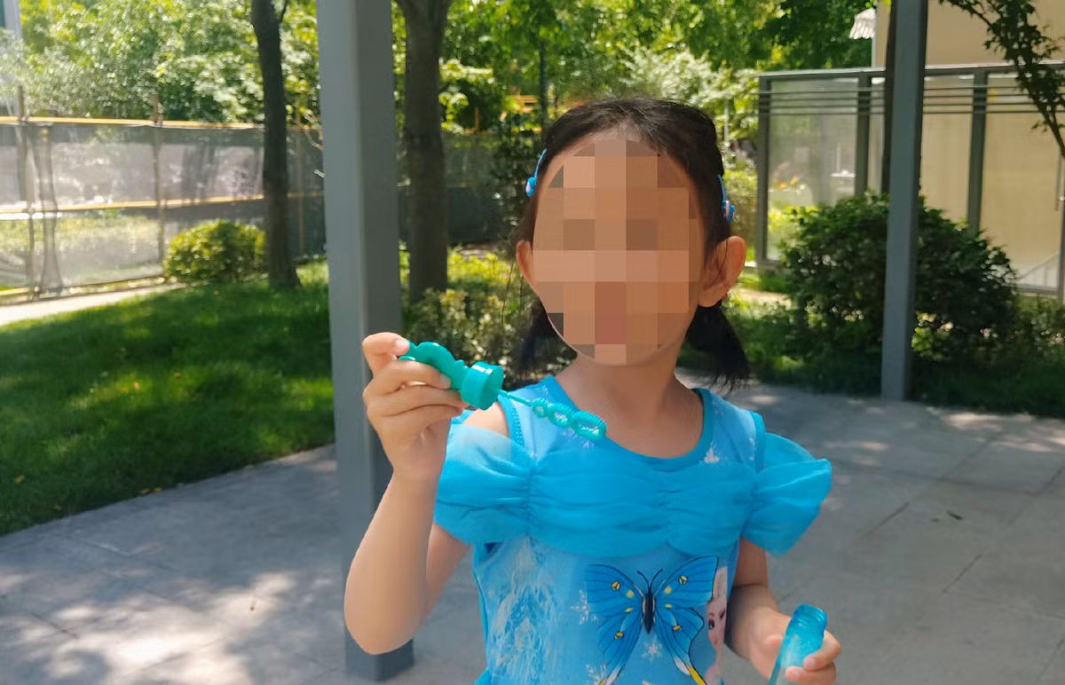 Dua con gai di bien choi, cha hoi han ca doi vi dieu nay