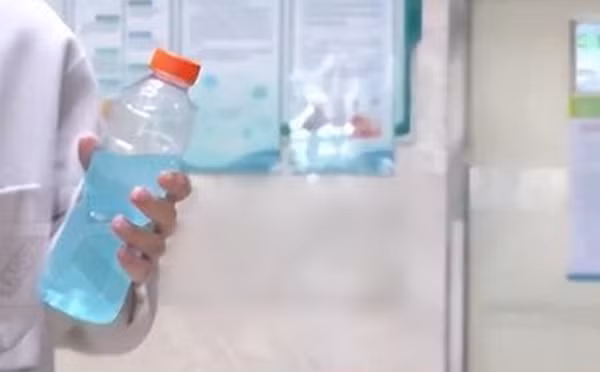 Uong bua nuoc tren o to, mau nguoi dan ong hoa thach gay soc