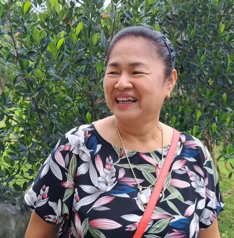 Bà Koson vui vẻ sau khi trúng xổ số được một món tiền lớn.