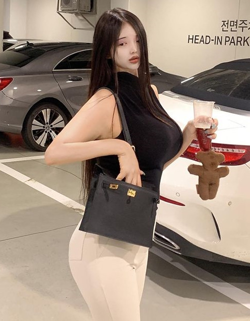 Vẫn biết là con gái đăng ảnh lên mạng thường chỉnh sửa kỹ càng nhưng dường như chẳng có ai chỉnh sửa quá đà như Shasheile.