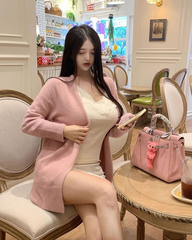 Một số cư dân mạng cười cợt Shasheile, cho rằng cô nàng chỉnh sửa quá lố, nhìn là biết giả, không giống người bình thường mà giống búp bê bơm hơi.