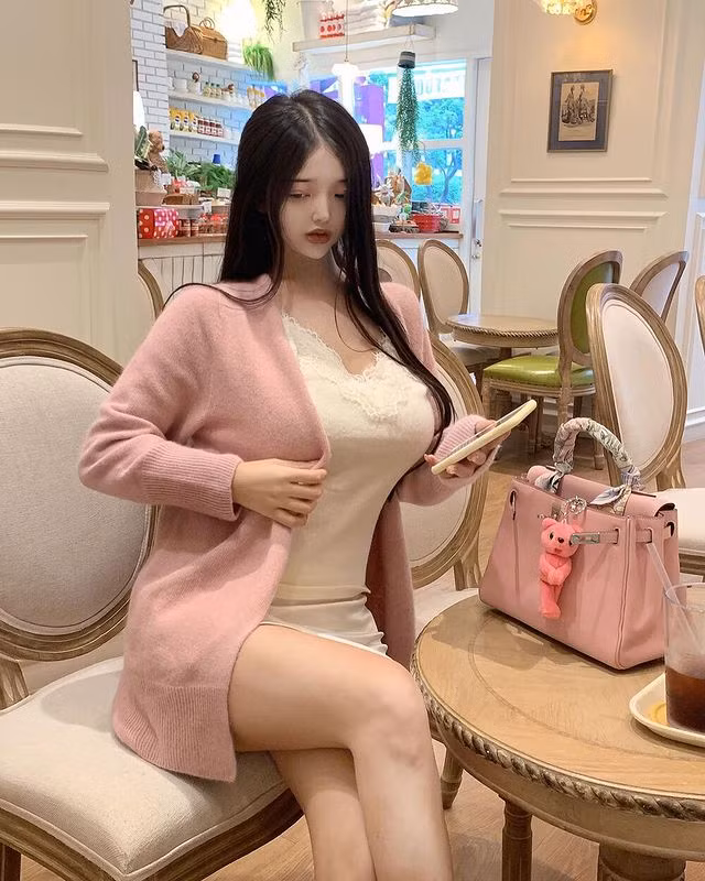 Một số cư dân mạng cười cợt Shasheile, cho rằng cô nàng chỉnh sửa quá lố, nhìn là biết giả, không giống người bình thường mà giống búp bê bơm hơi.