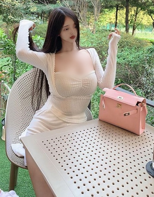 Đôi mắt của Shasheile được chỉnh sửa rất nhiều, đến nỗi mỗi bức ảnh cô nàng lại có một đôi mắt khác nhau, không thống nhất, chiếc cằm V-line của cô nàng cũng chung số phận.