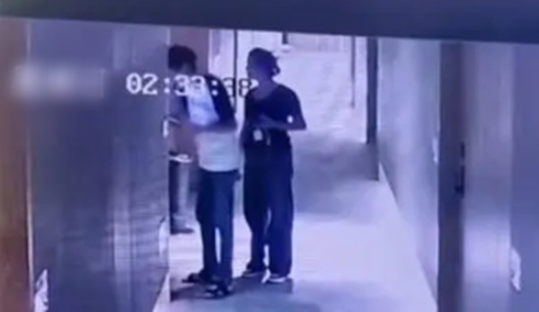 Bat qua tang nu hieu truong ngoai tinh voi chong ban than