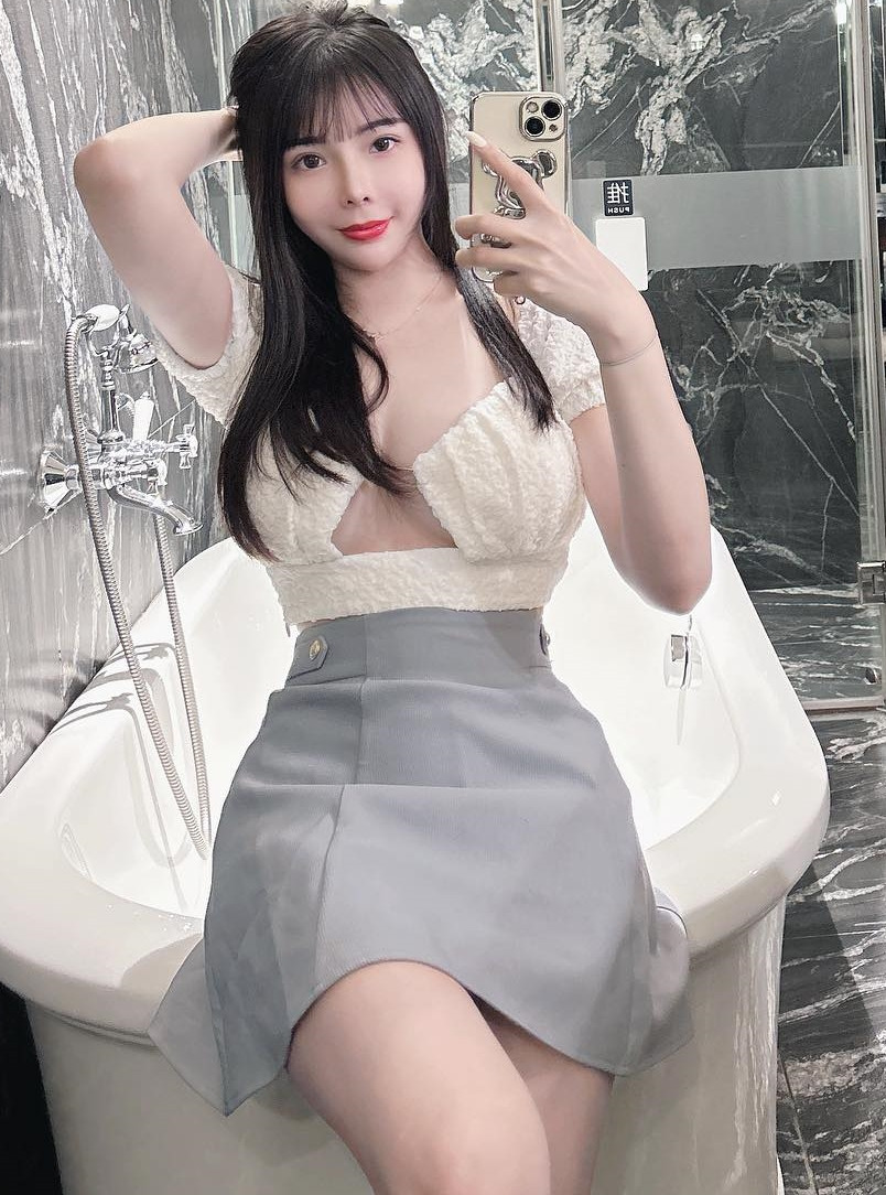 Năm nay cô nàng 25 tuổi, nghề nghiệp chính của Sunny là một nghệ sĩ xăm hình và một MC, người mẫu tự do.