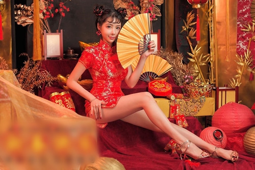 Cô nàng chỉ dùng miếng dán ngực để che và choàng bên ngoài một chiếc tạp dề mỏng nhẹ.