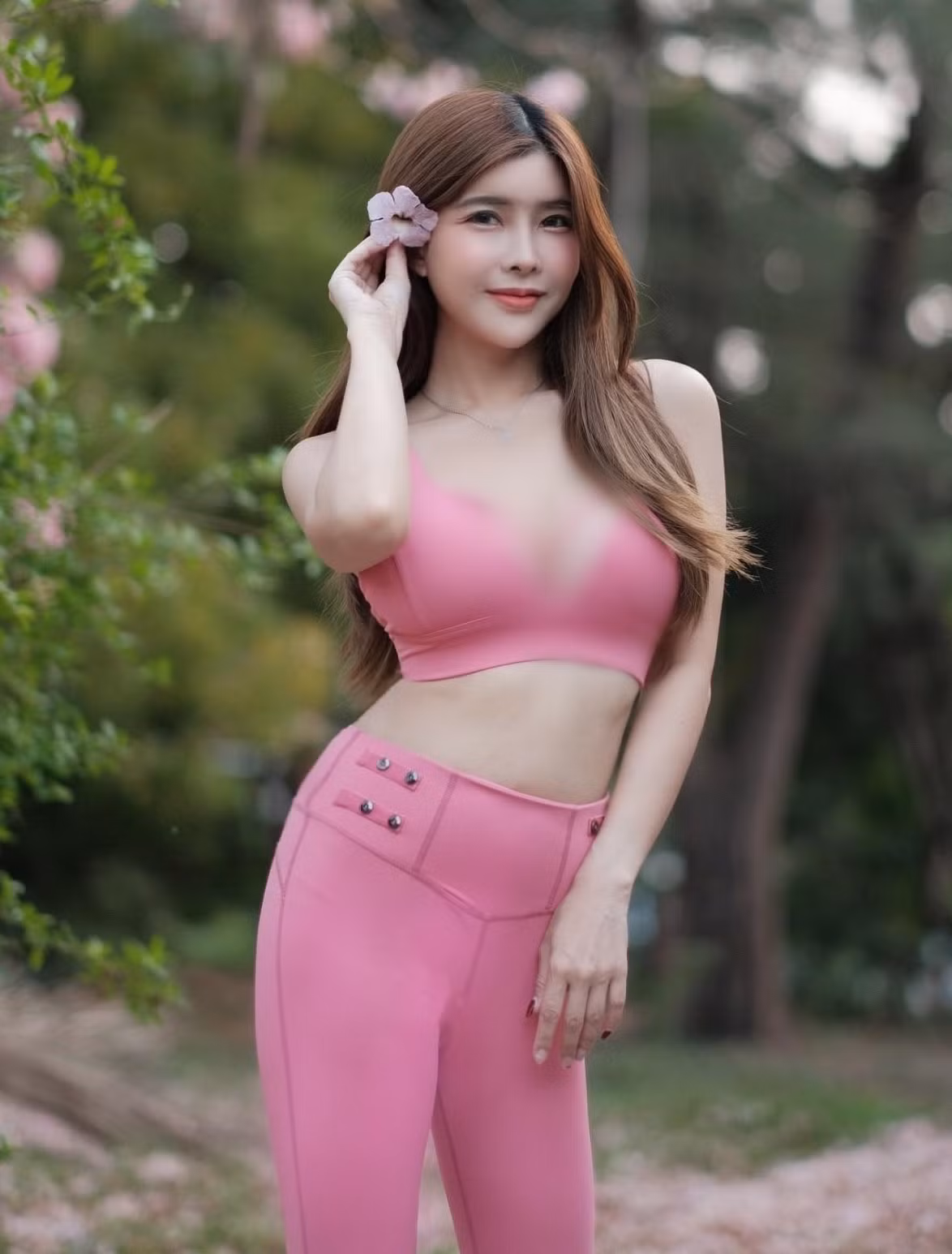 Có lẽ cũng vì vậy mà trong lần xuất hiện hớ hênh, thiếu vải này, Ployly Hitsi vấp phải sự phản đối, đặc biệt là từ fan hâm mộ trung thành của cô nàng.