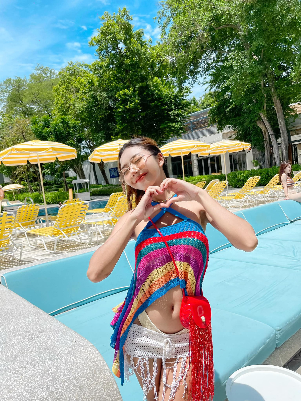 Có lẽ vì vậy mà những set đồ Suwanan June diện luôn mang hơi hướng hở bạo.