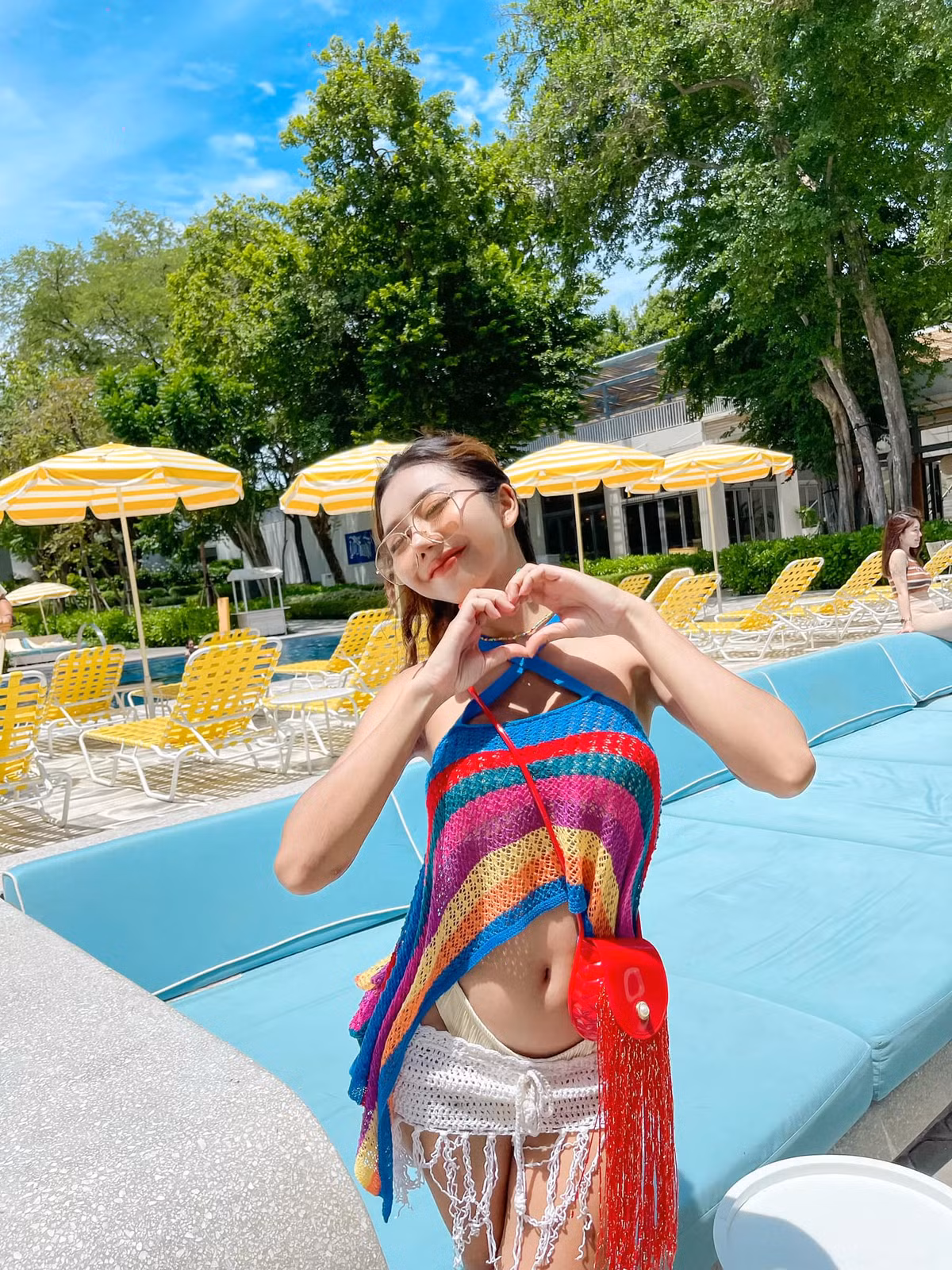 Có lẽ vì vậy mà những set đồ Suwanan June diện luôn mang hơi hướng hở bạo.