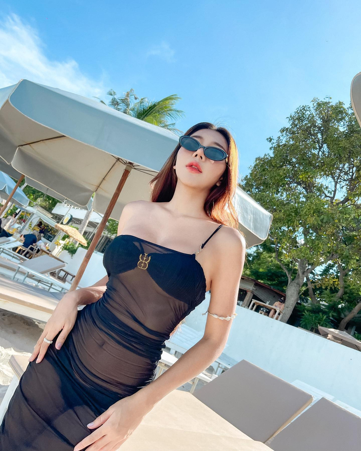 Tuy nhiên, với bộ đồ tắm xuyên thấu này, Suwanan June lại được tán dương bởi bối cảnh và địa điểm là ở bãi biển.