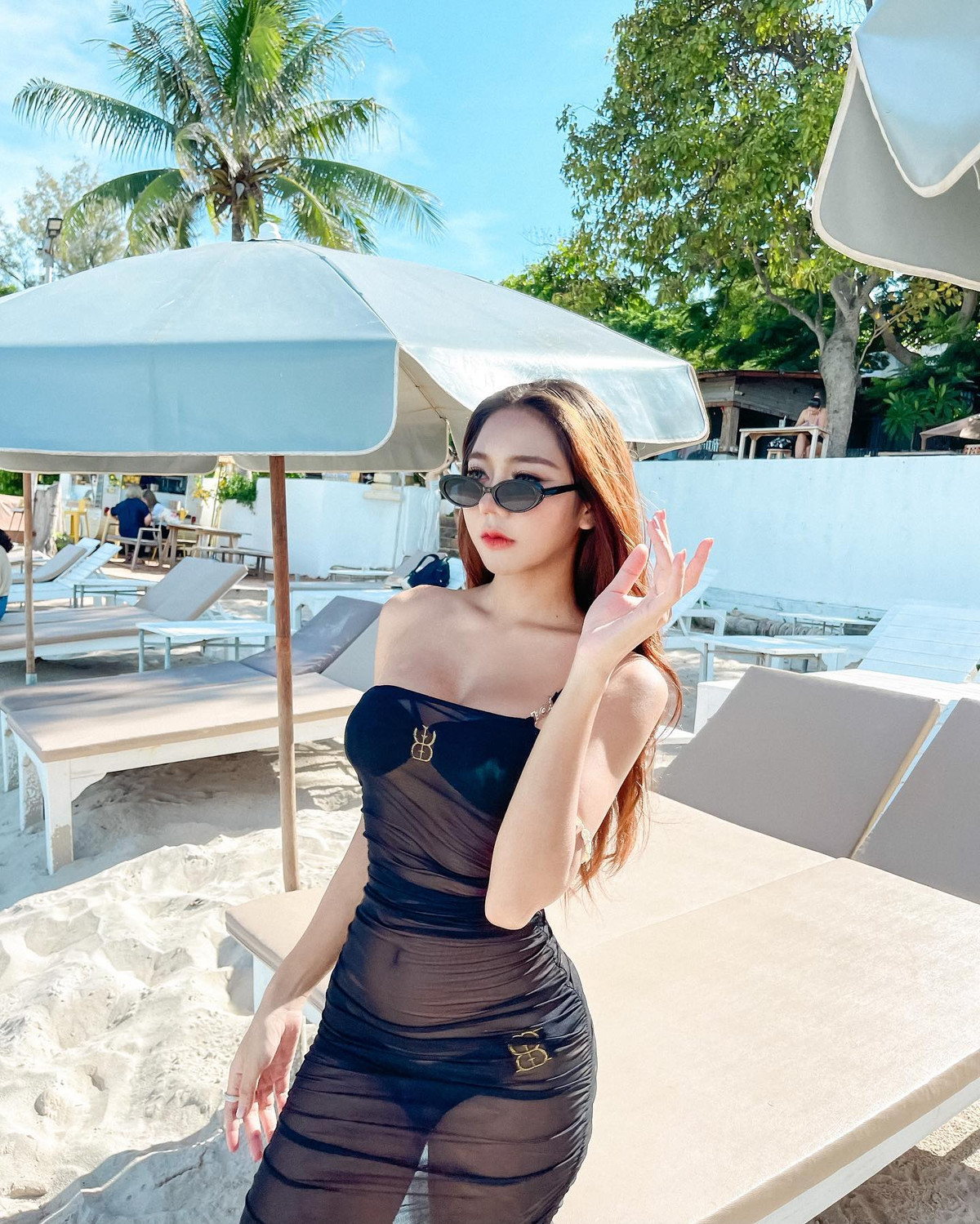 Cô nàng cũng thoải mái diện những set đồ tắm, khoe đường cong quyến rũ của mình.