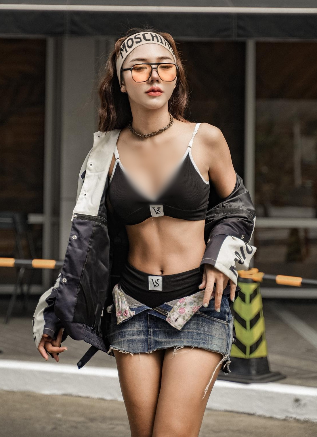 Trong những hình ảnh này, Suwanan June cố tình mặc đồ trễ nải để khoe dáng hình bốc lửa của cô nàng.