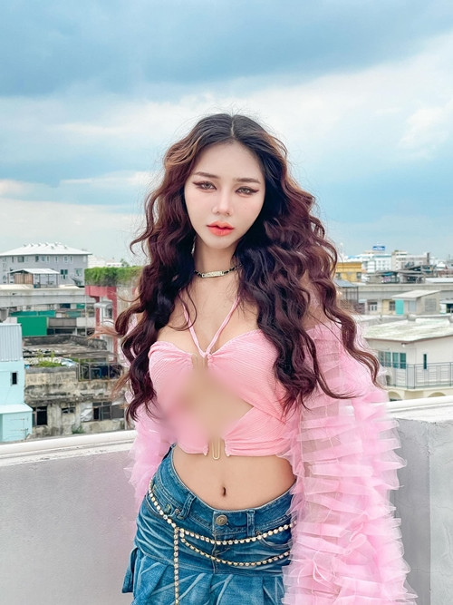 Xác định con đường gợi cảm, Suwanan June không ngần ngại trải nghiệm trong lĩnh vực người mẫu áo tắm, nội y.