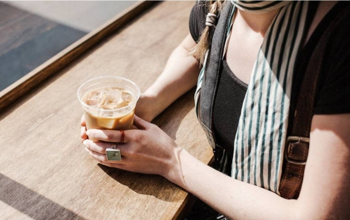 Uong ca phe kieu nay, nguoi phu nu gay xuong