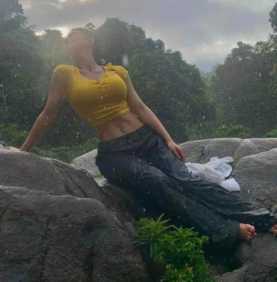 Rất nhanh, danh tính của mỹ nhân này được tìm ra, đó là Liễu Kỳ, một hot girl gợi cảm người Trung Quốc.