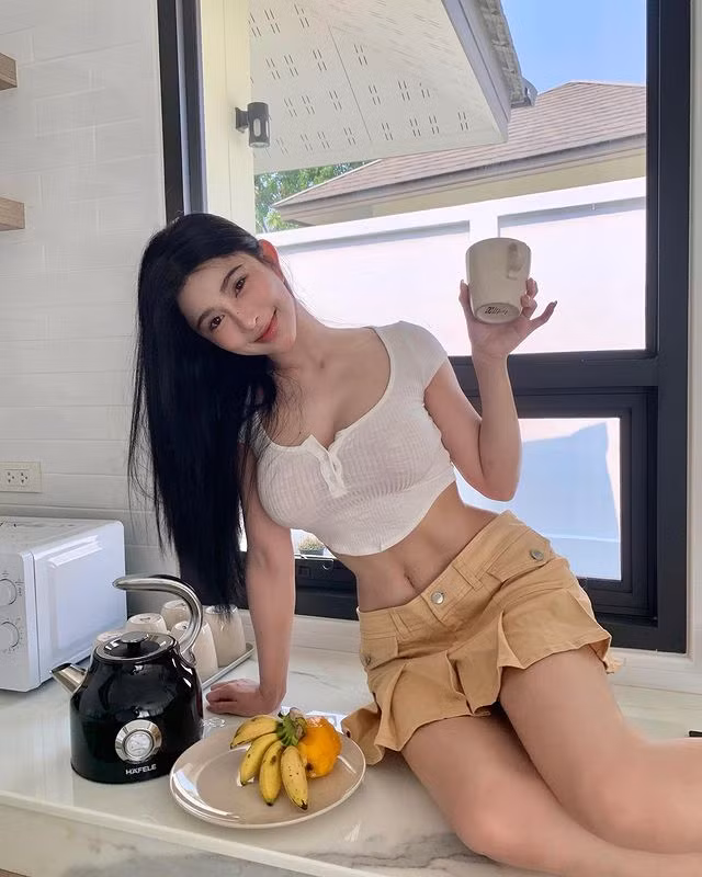 Người hâm mộ của Liễu Kỳ có rất đông các bạn gái trẻ tuổi, họ ngưỡng mộ khuôn mặt xinh đẹp, dáng vóc đẹp tuyệt mỹ của cô nàng.