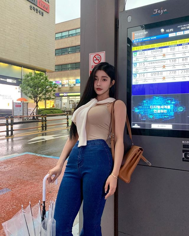 Dù chỉ diện đồ đơn giản, hot girl người Trung Quốc cũng hút hồn mọi người nhờ sắc vóc của mình.